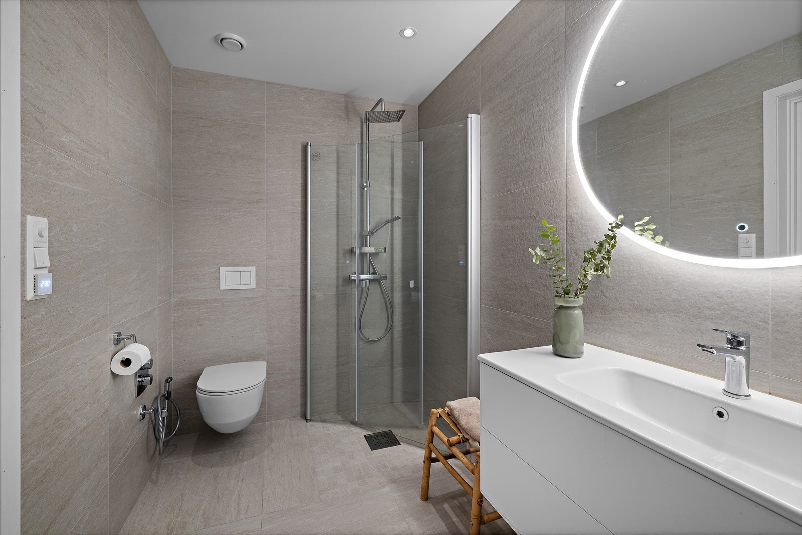 Badet i første etasje har flislagte overflater, gulvvarme og vegghengt toalett. Galleribilde