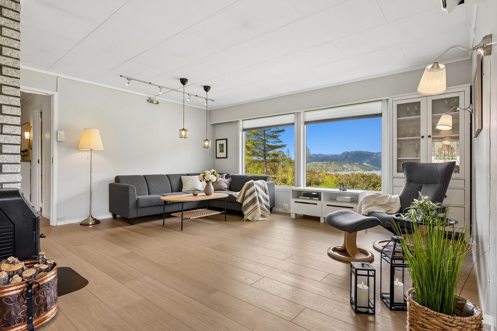 Fra boligen er det flott utsikt ut mot naturen og sjøen. Stuevinduer samt flere soveromsvinduer ble skiftet i 2019. Galleribilde