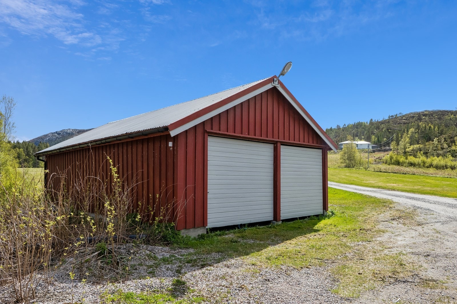 På eiendommen er det svært gode parkeringsmuligheter i to dobbeltgarasjer samt på egen tomt. Galleribilde