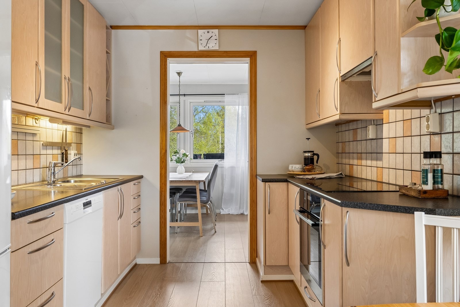 Kjøkkenet har innredning med glatte fronter og benkeplaten er av laminat. Det er kjøkkenventilator med avtrekk ut. Galleribilde
