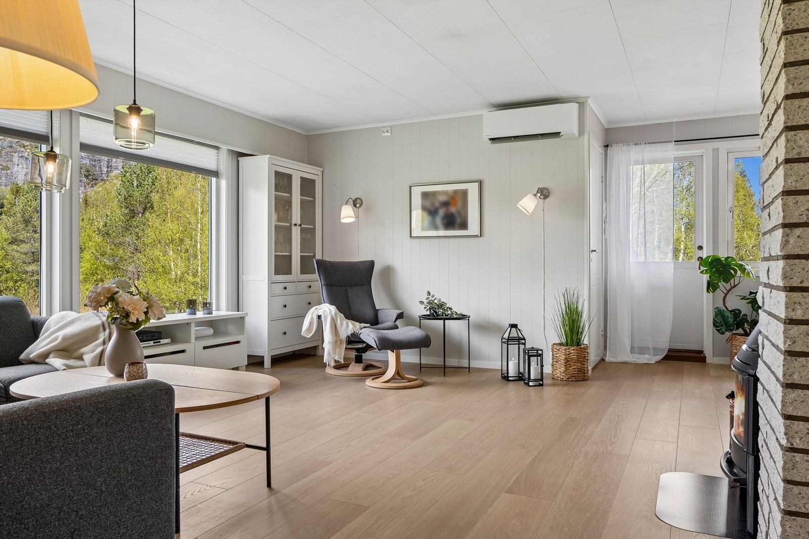 Boligen benytter elektrisitet, varmepumpe og vedfyring som oppvarmingskilder. Luft til luft varmepumpe fra 2020 (TG1). Galleribilde