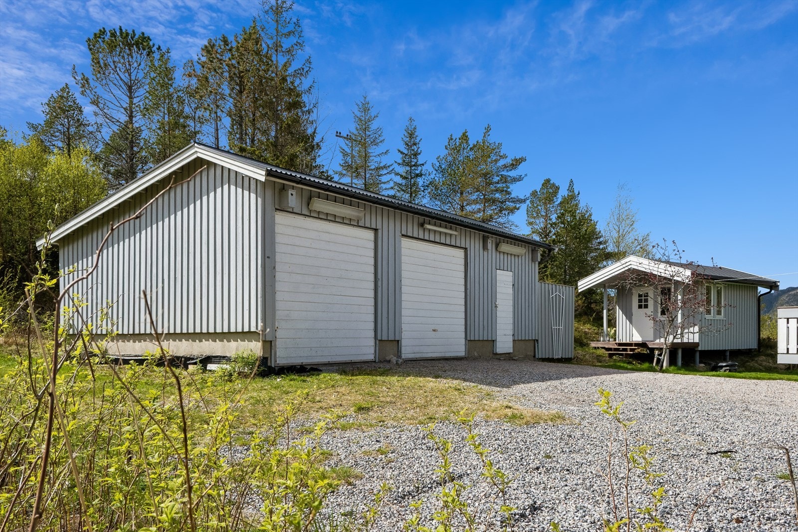Fasade garasje. Galleribilde