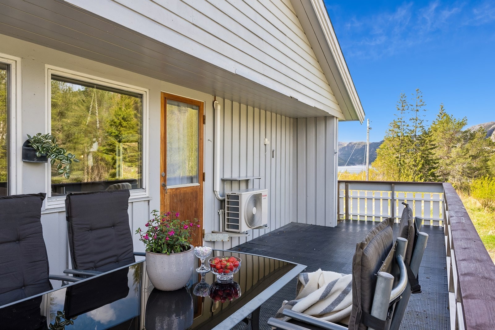 Fra stuen har man utgang til terrasse på ca. 21,5 kvm. Galleribilde