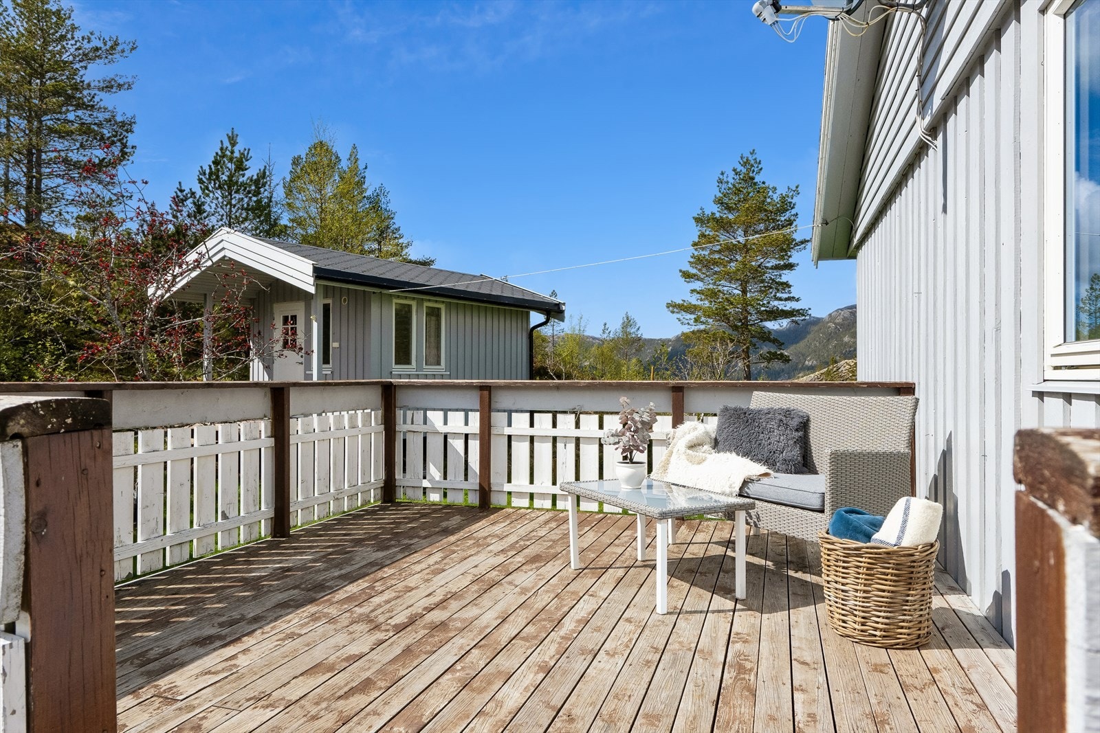 Terrasse på ca. 13 kvm. Boligens taktekking, nedløp og beslag er fra 2007 og har fått TG1 av takstmann. Galleribilde
