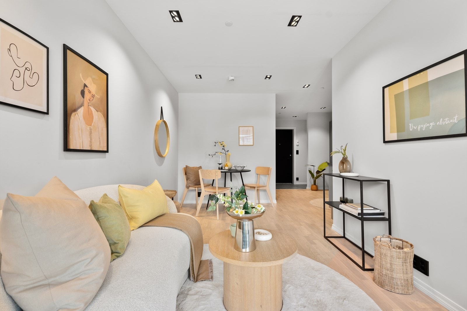 Stuen er smakfull og i tillegg til sofagruppe er det plass til spisebord i nærheten av kjøkkenet. Galleribilde