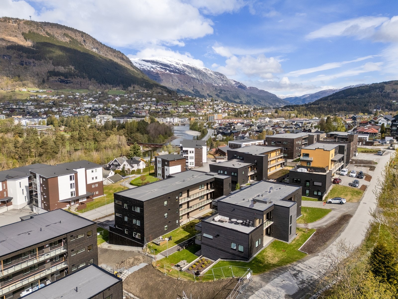 Meget flott og sentralt beliggende leilighet på Nyre. 10 minutt i gangavstand til Vangen. Galleribilde