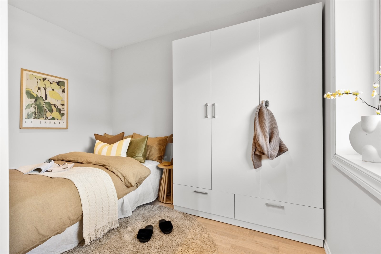 Leiligheten har 1 soverom og det er i lyse moderne farger og har plass til dobbeltseng. Galleribilde
