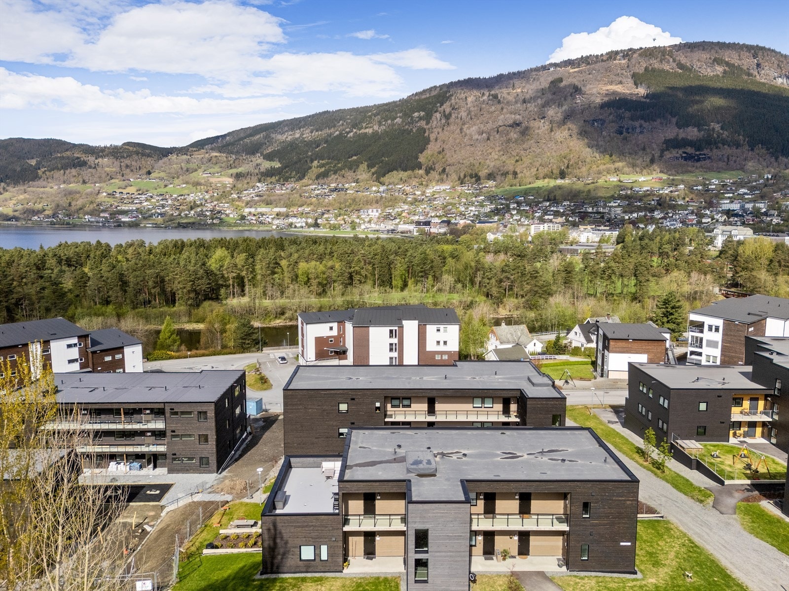 Leiligheten ligger i 3. etasje i et nyoppført bygg fra 2023. Galleribilde