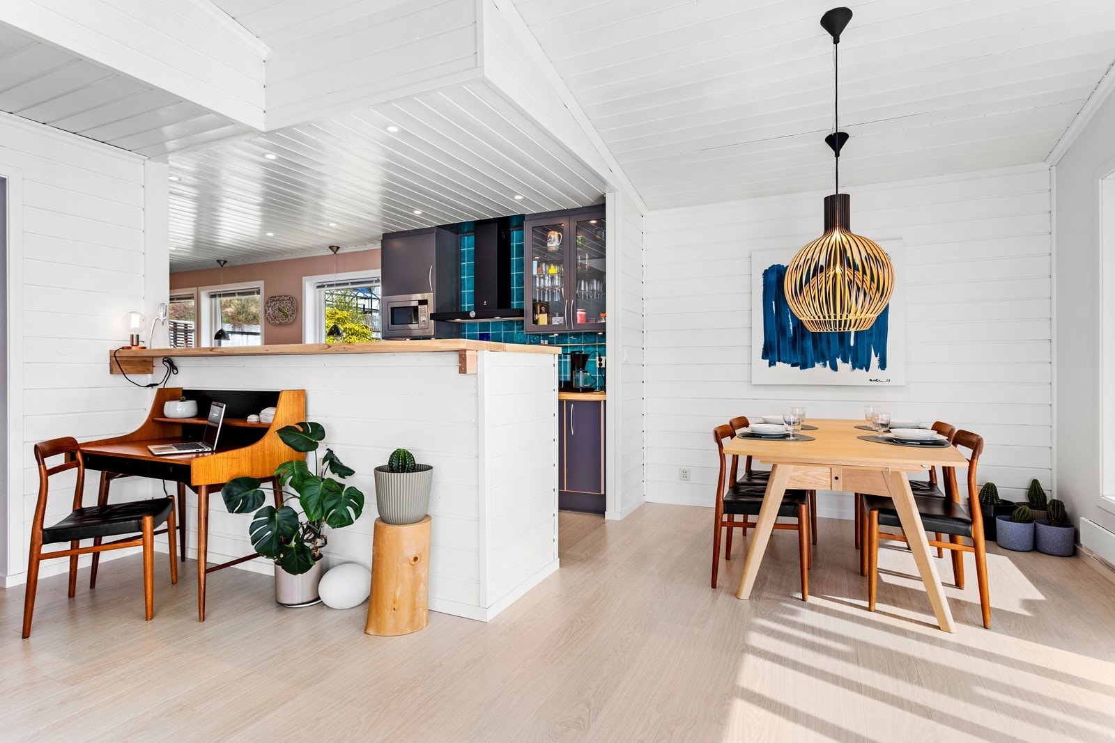 Stove og kjøkken er i delvis open og sosial løysing og dannar eit triveleg allrom. Galleribilde
