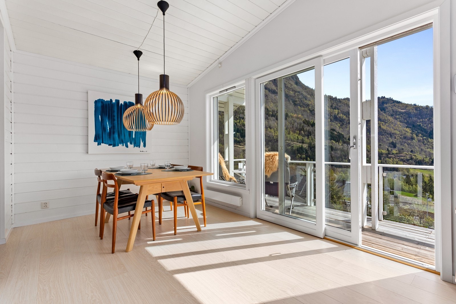 Frå stova er det utgang via skyvedør til terrasse. Galleribilde