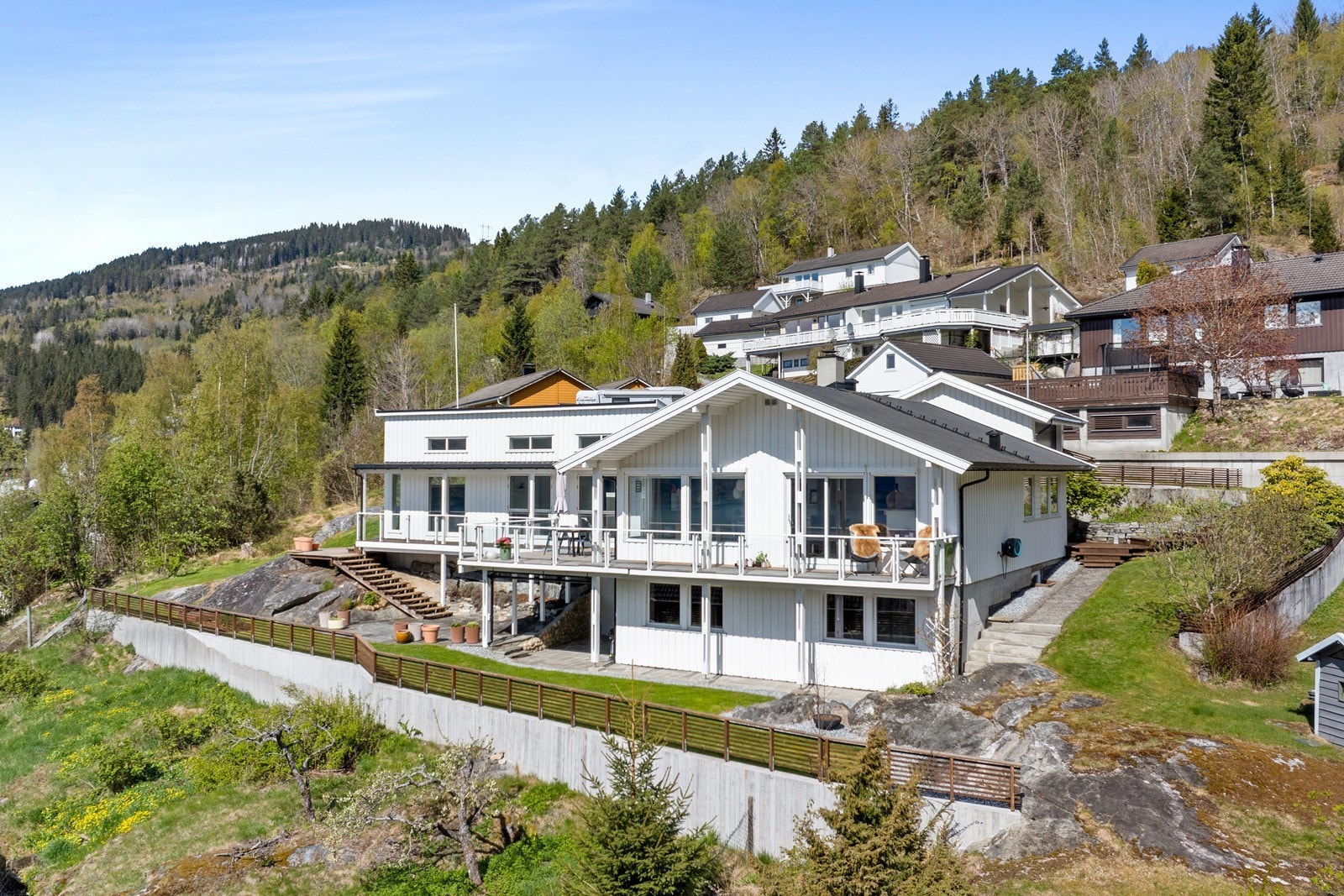 Ein svært innhaldsrik og flott einebustad med gode løysingar og kvalitetar. Galleribilde