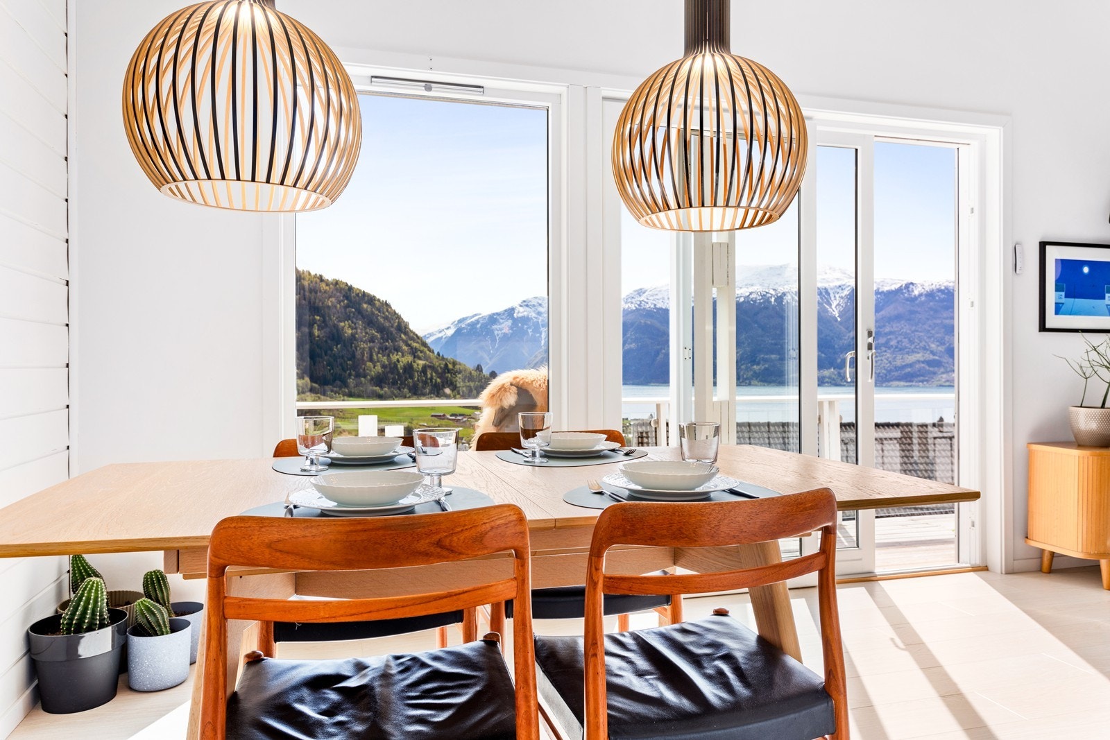 Frå spisebordet kan ein nyte den flotte utsikta! Galleribilde