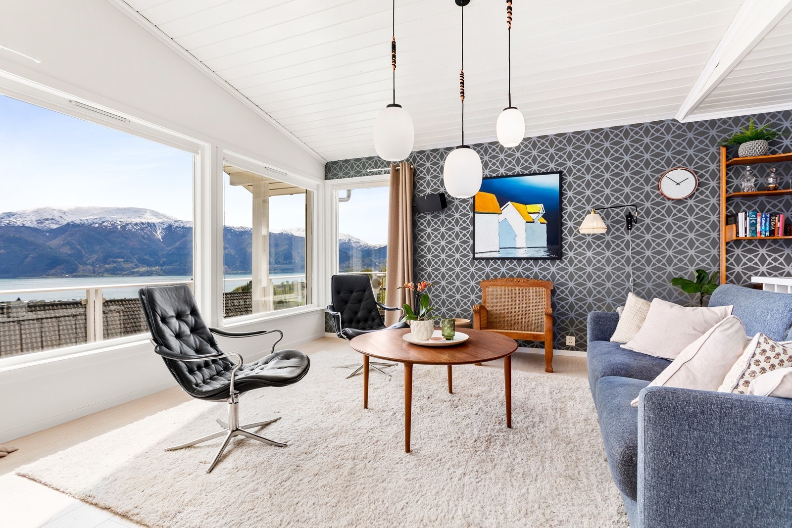 Store vindaugsflater slepp inn rikeleg med naturleg lys og tek inn den flotte utsikta. Galleribilde