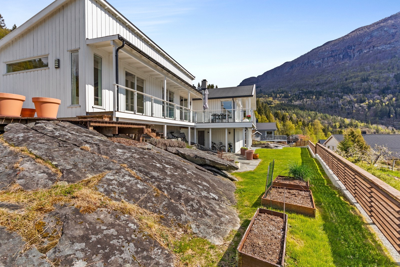 Bustaden går over to plan og er opprinneleg oppført i 1981 med tilbygg og ombygging i 2008. Galleribilde