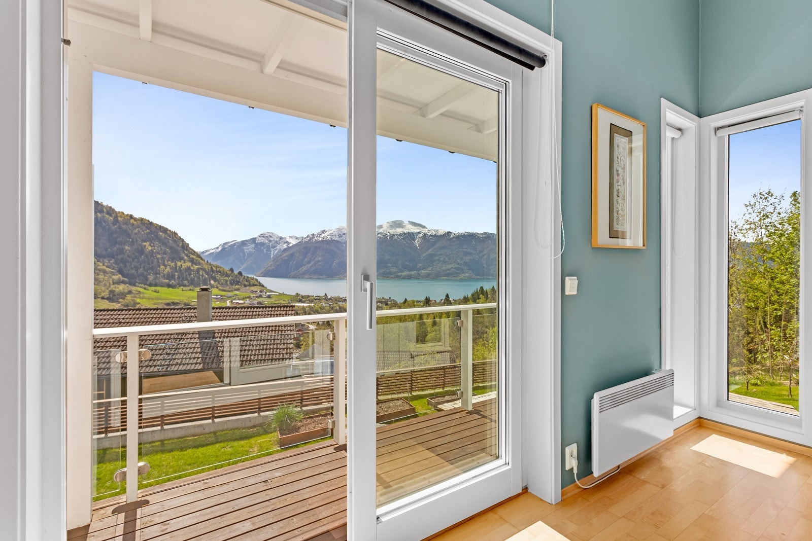 Utgang via skyvedør til terrasse. Galleribilde