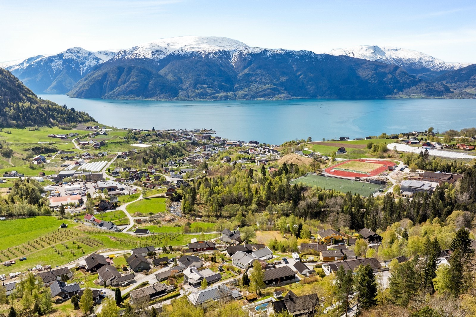 Frå eigedomen er det ca. 5 minuttar køyring til Hermansverk med blant anna daglegvarebutikkar og treningssenter. Galleribilde