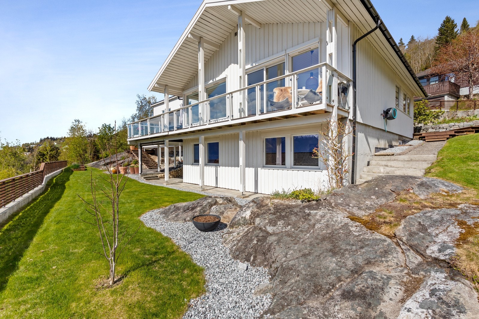 Den pent opparbeida hagen skapar eit idyllisk utemiljø. Galleribilde