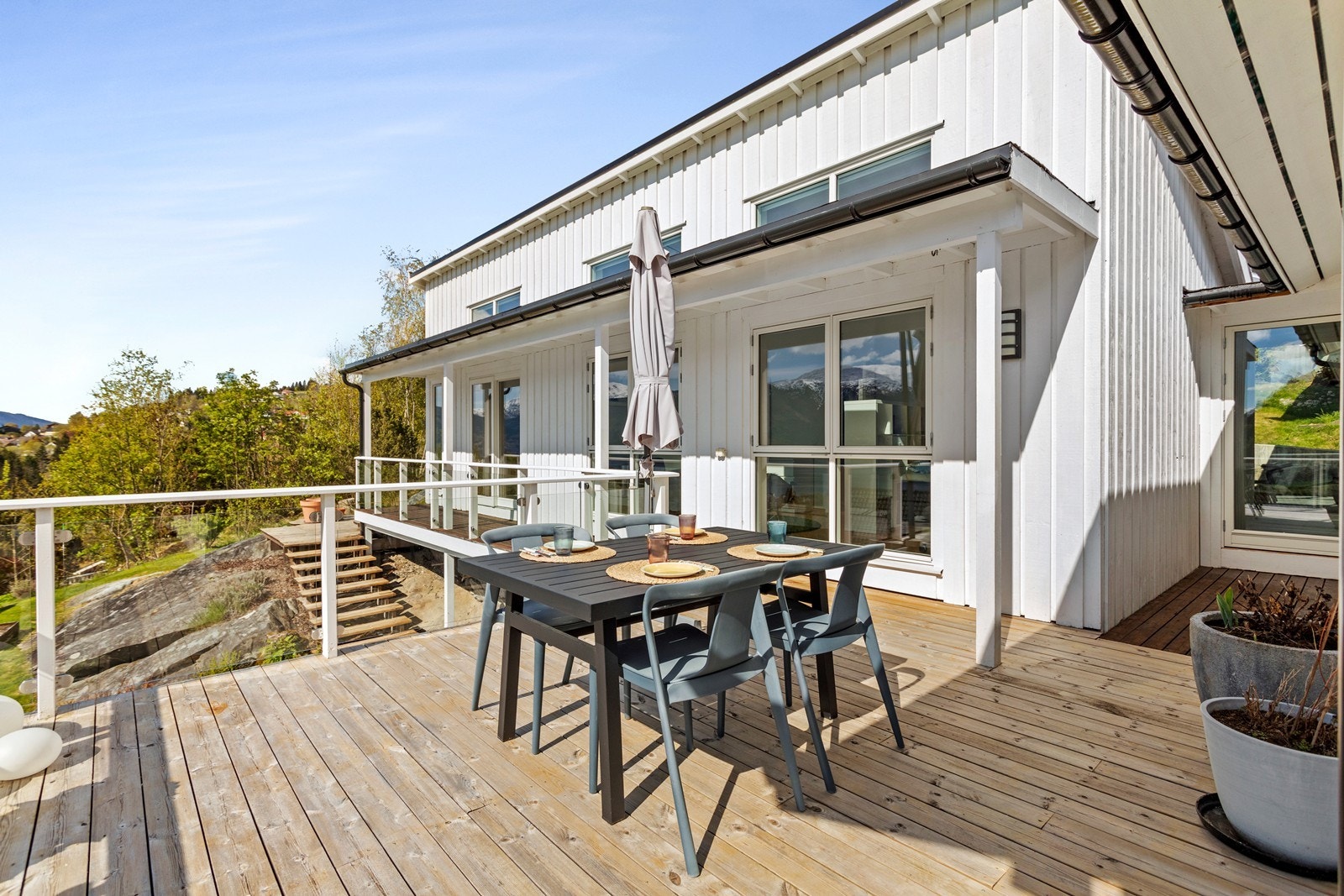 Terrassen strekker seg rundt på framsida av bustaden og ein har tilkomst til hage. Galleribilde