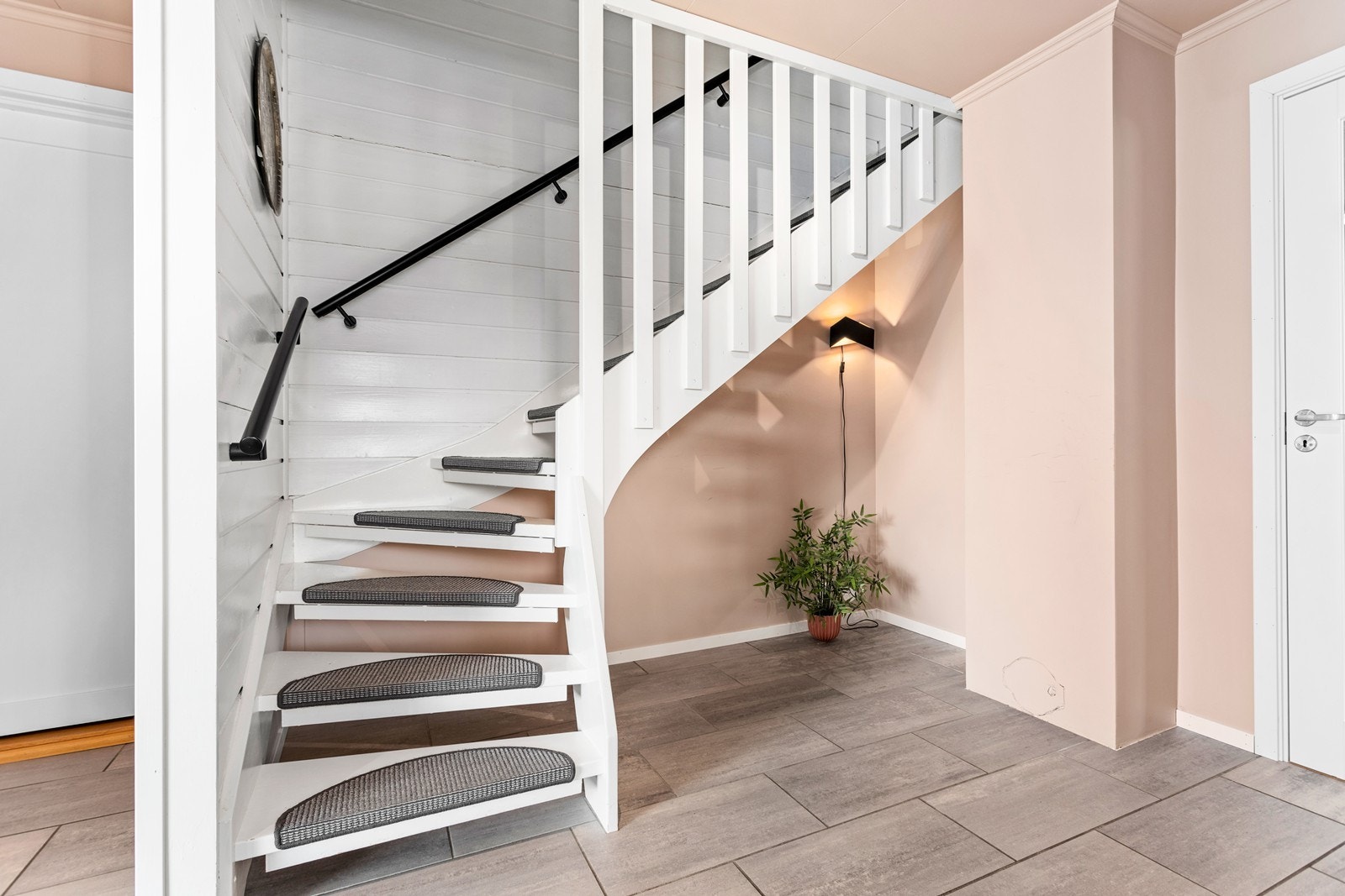 Underetasjen inneheld hall m/trapp, stove, to soverom, bad og to boder. Galleribilde