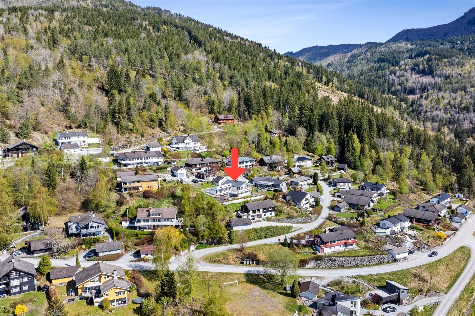 Eigedomen har god beliggenheit i det familievenlege og etablerte bustadområdet Dalen på Leikanger. Galleribilde