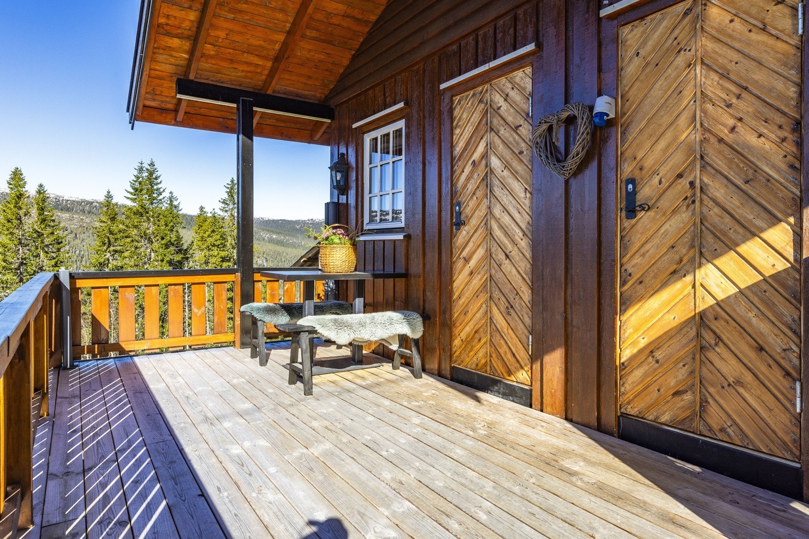 Terrassen utenfor anneks har impregnert spaltegulv og rekkverk i tre. Galleribilde