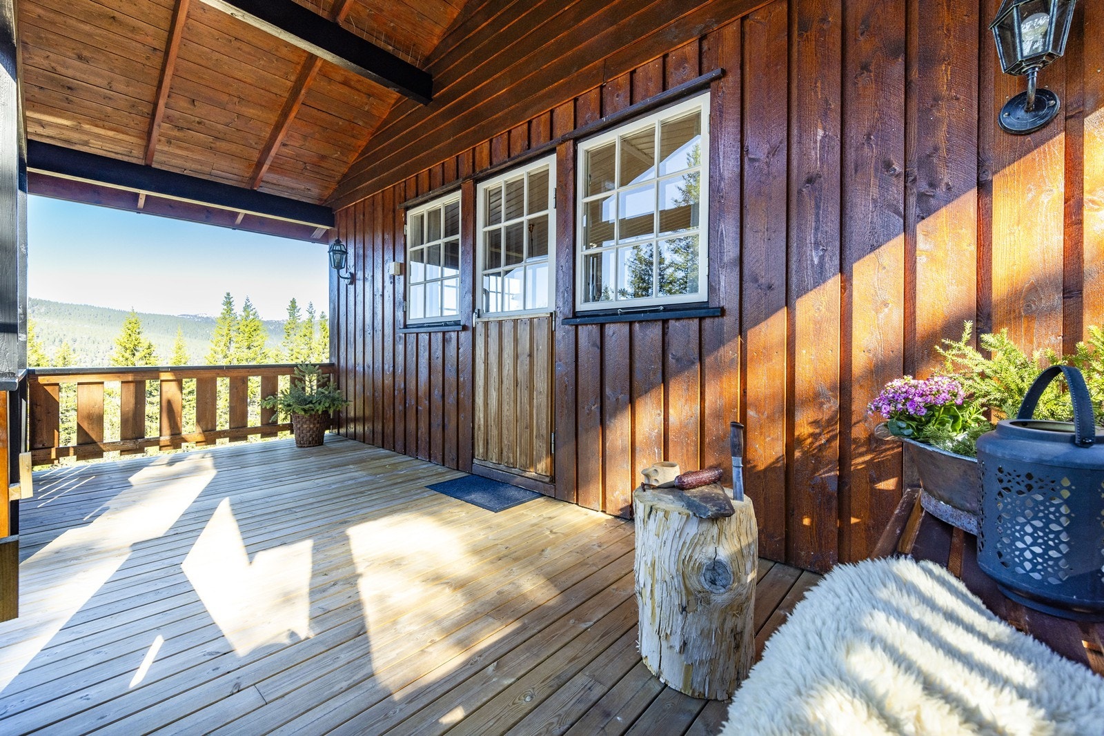 Fra den takoverbygde terrassen kan du nyte roen, med umiddelbar nærhet til skiløyper og Haglebu skisenter kun 12 minutter unna. Galleribilde