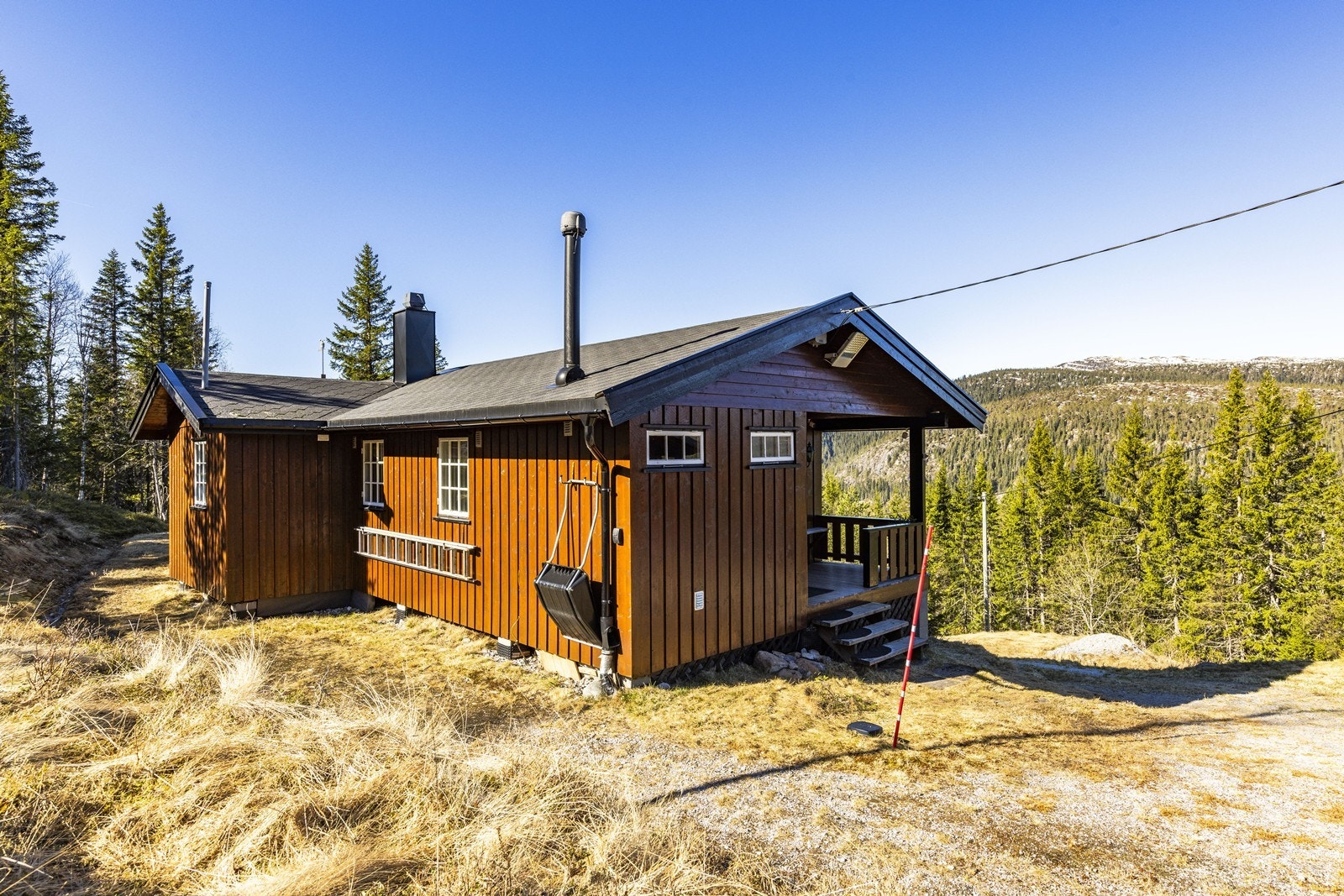 Hytta har helårsvei og plass til parkering på egen tomt. Galleribilde