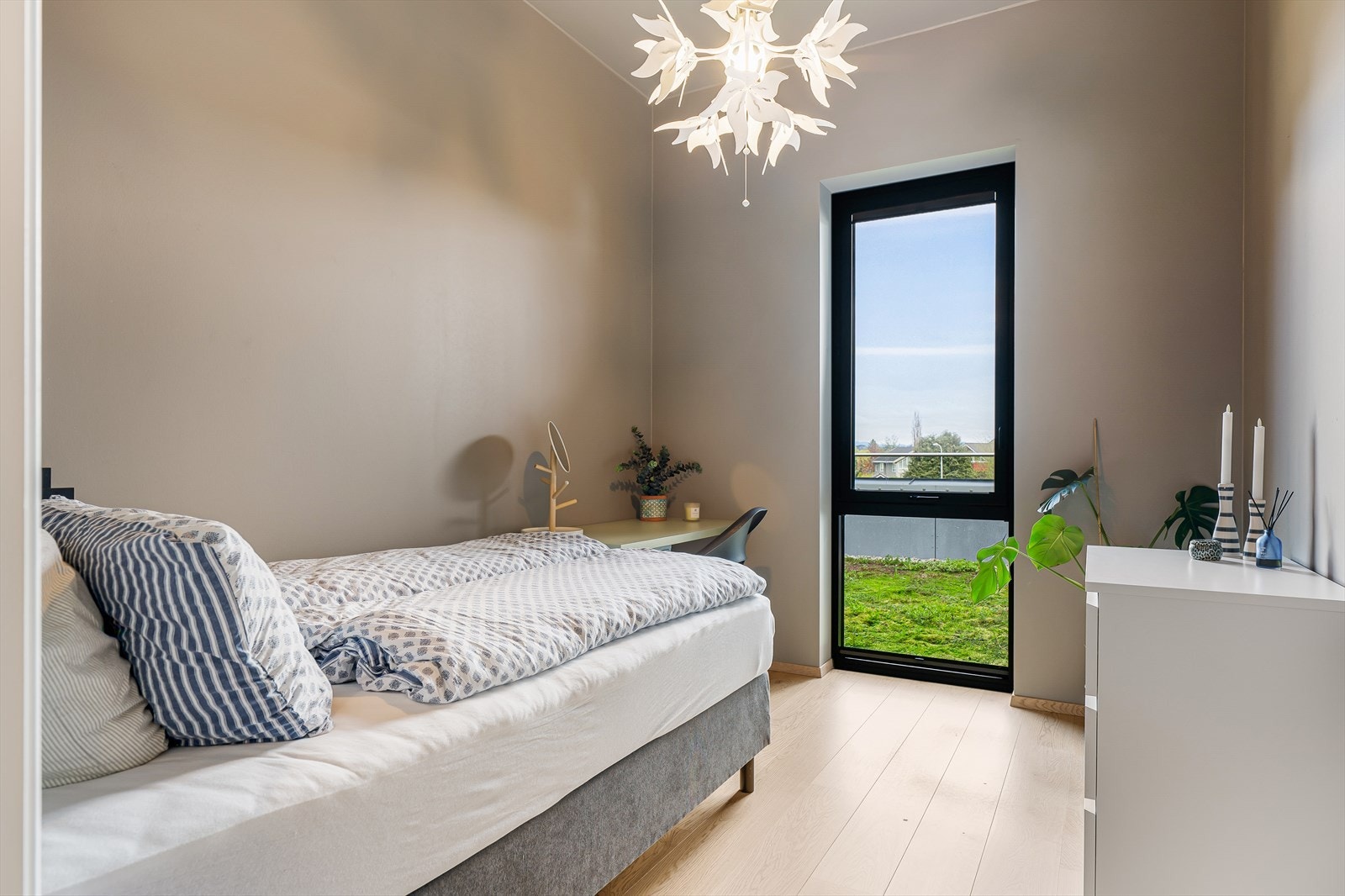 Vegg i vegg med hovedsoverommet har man soverom nr. 2 - også av god størrelse. Galleribilde
