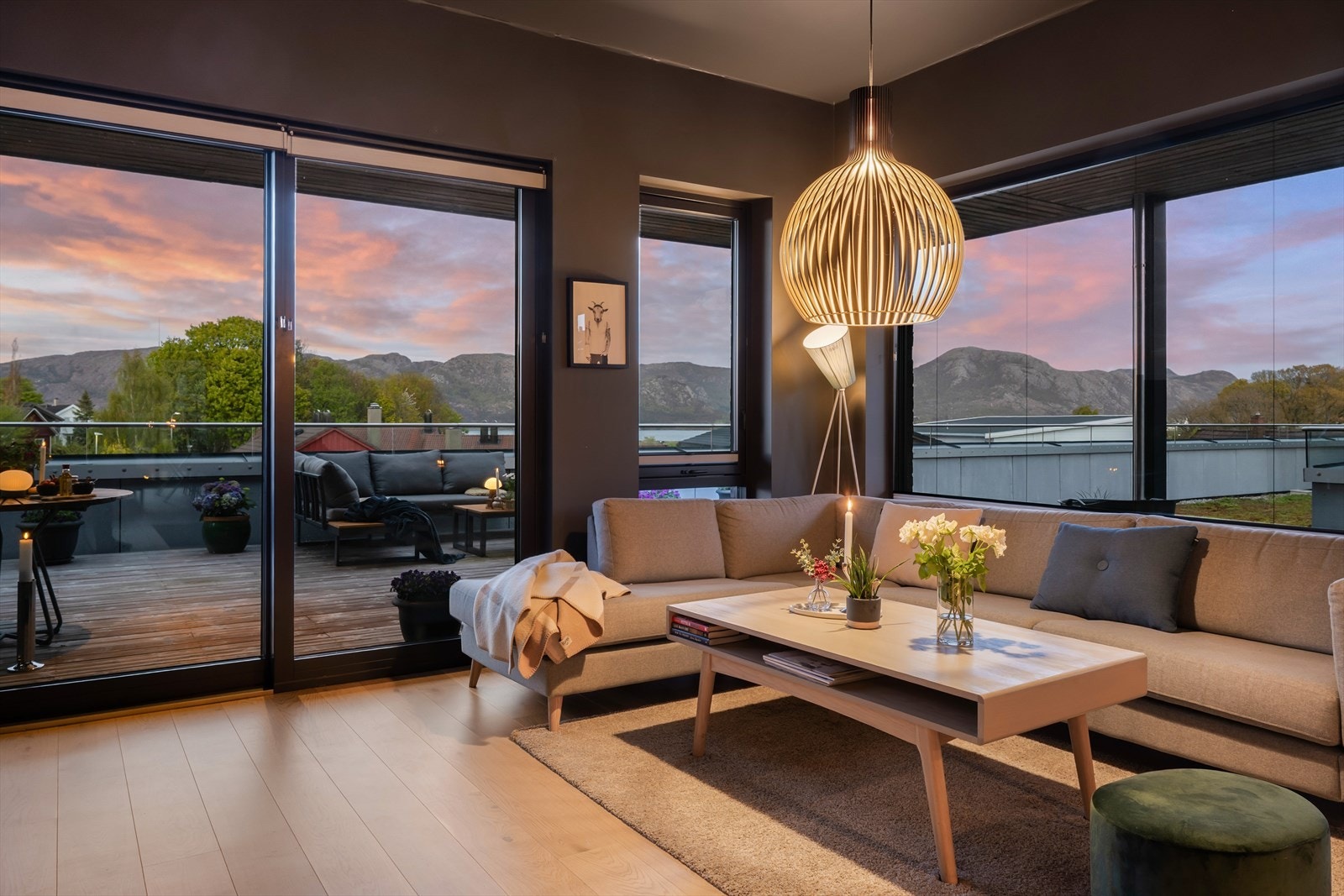 Fra stuen og utvendig terrasse har man en helt eksepsjonell utsikt. Galleribilde