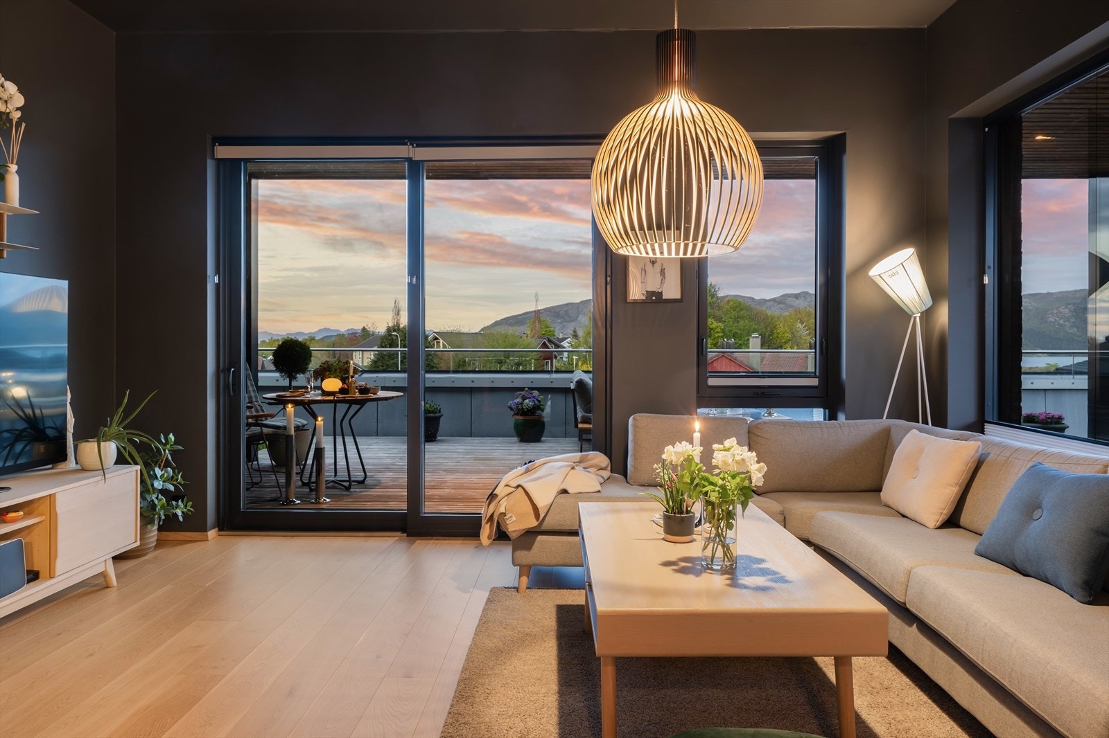 Ved utgangen til terrassen har man sofakrok med god plass til oppsett etter eget ønske. Galleribilde