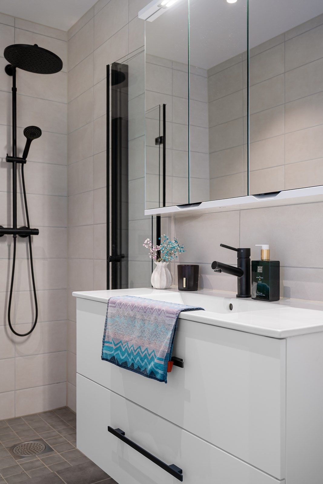 Badet er også pent utført med vannbåren varme til gulv. Galleribilde