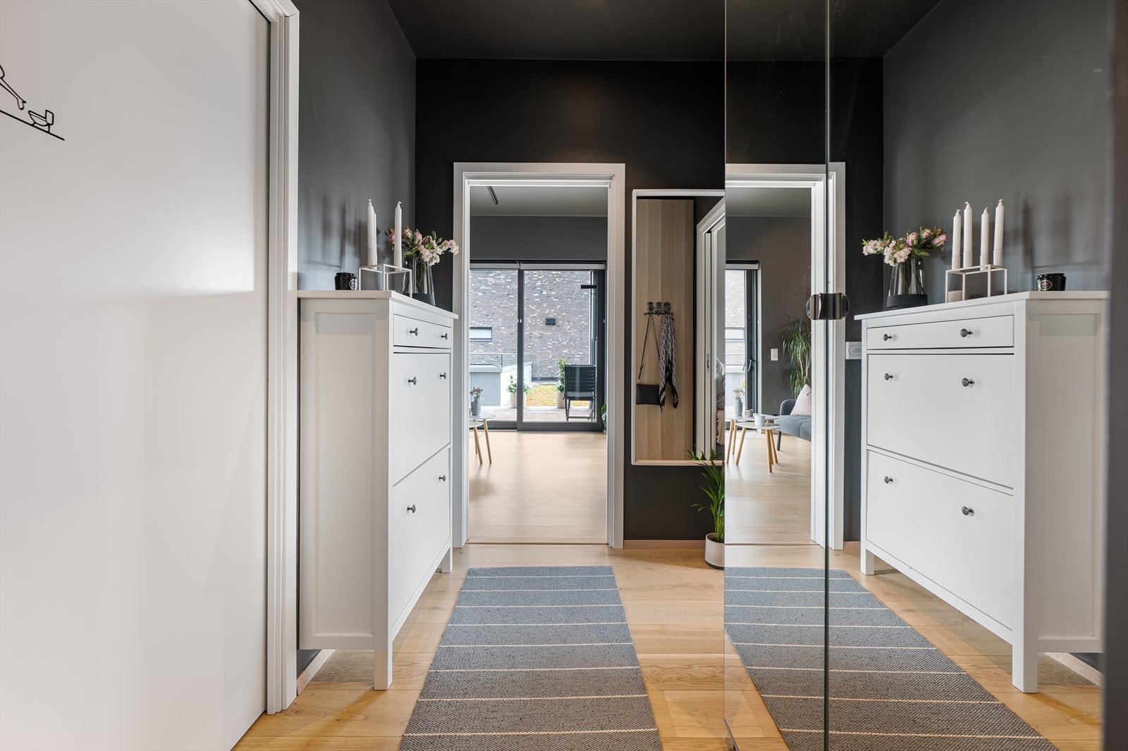 Entréen er romslig - med garderobeskap til å henge i fra seg yttertøy og sko. Galleribilde