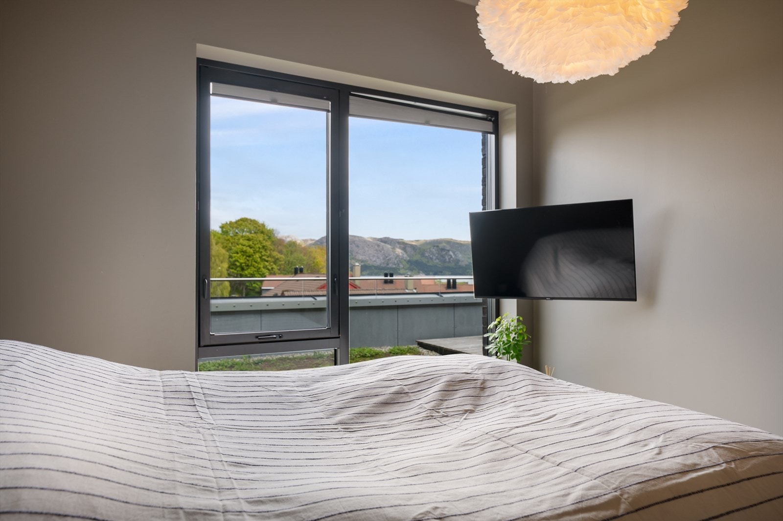 I dag innredet med TV-oppsett for late kvelder - i tillegg til utsikt samme retning som fra terrasse. Galleribilde