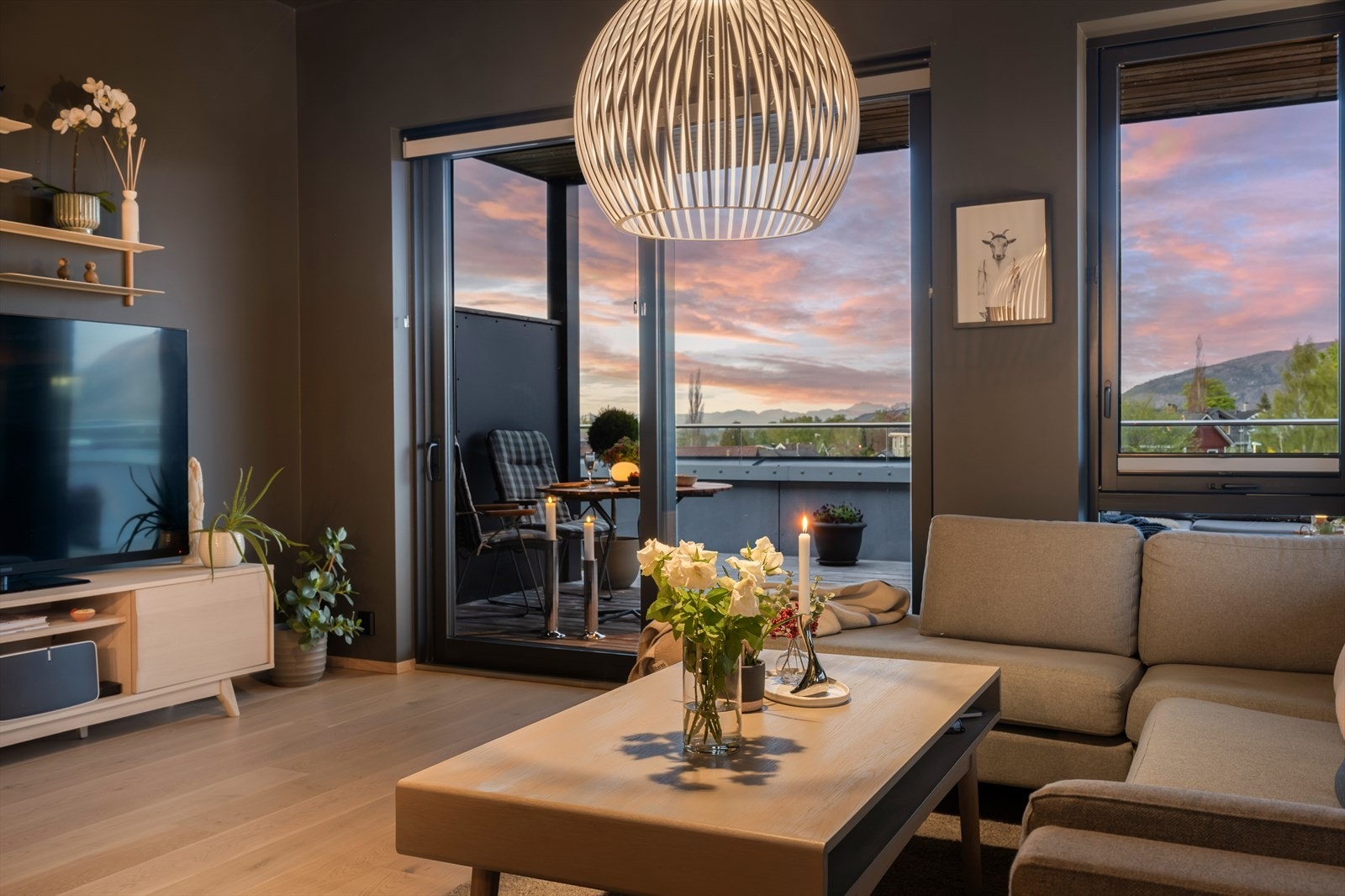 Fra stuen og sofakroken har man direkte utgang til terrassen. Galleribilde