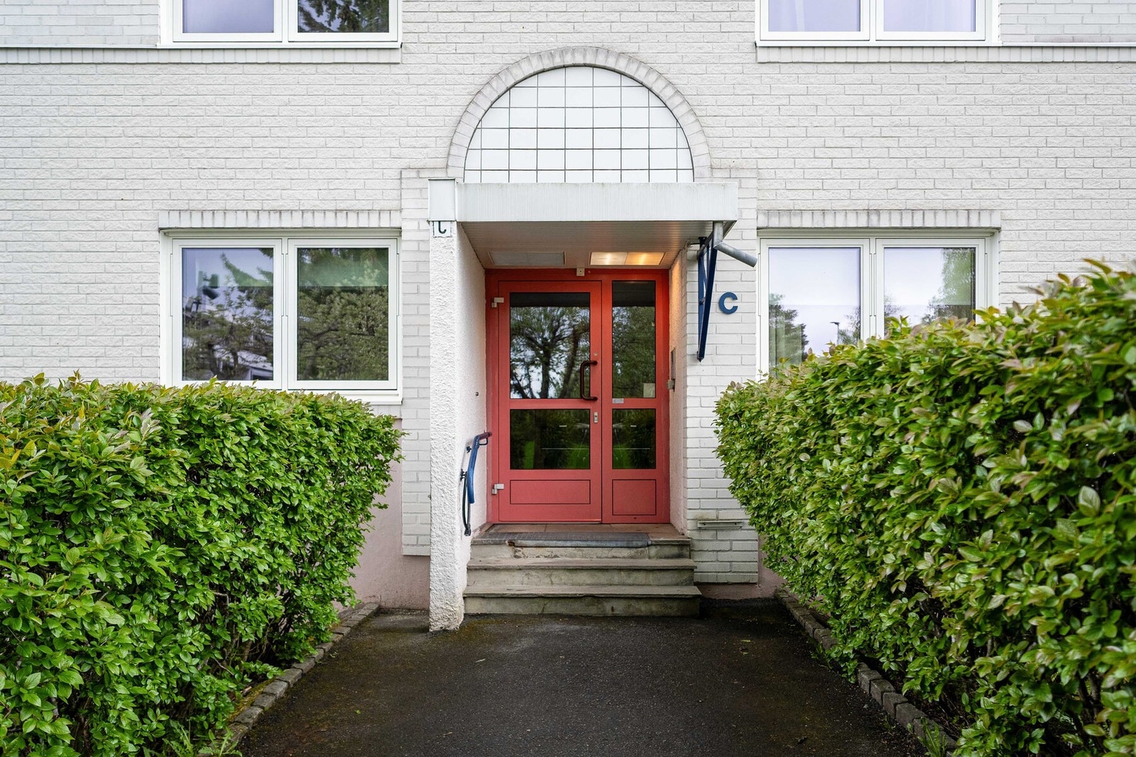 Adkomst gjøres via felles trappegang med callinganlegg. Galleribilde