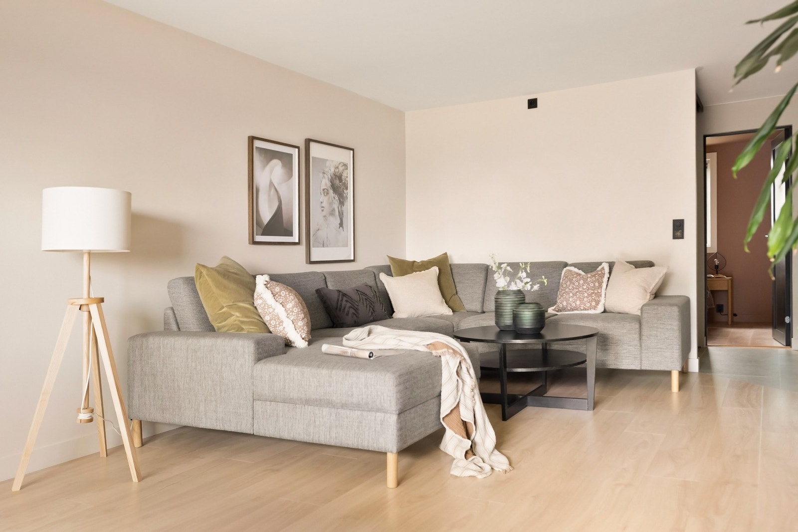 Stuen har god utforming med naturlig plass til en spisegruppe, sofa og TV med tilhørende møblement. Galleribilde