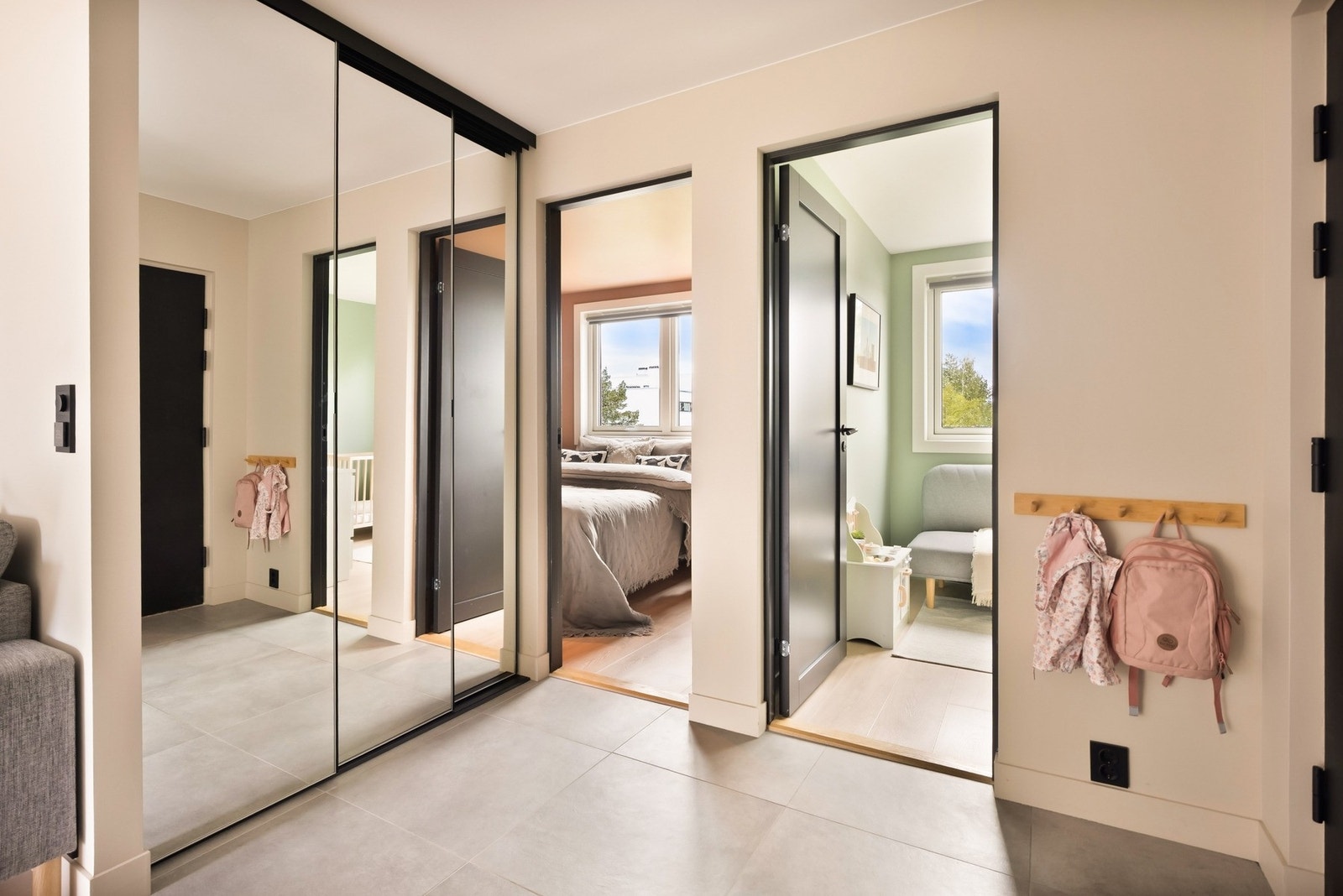 Det er satt inn en skyvedørsgarderobe med god plass til å henge fra seg yttertøyet. I tillegg disponerer boligen en ekstern bod på 2 kvm som byr på ekstra lagringsplass til sesongutstyr m.m. Galleribilde