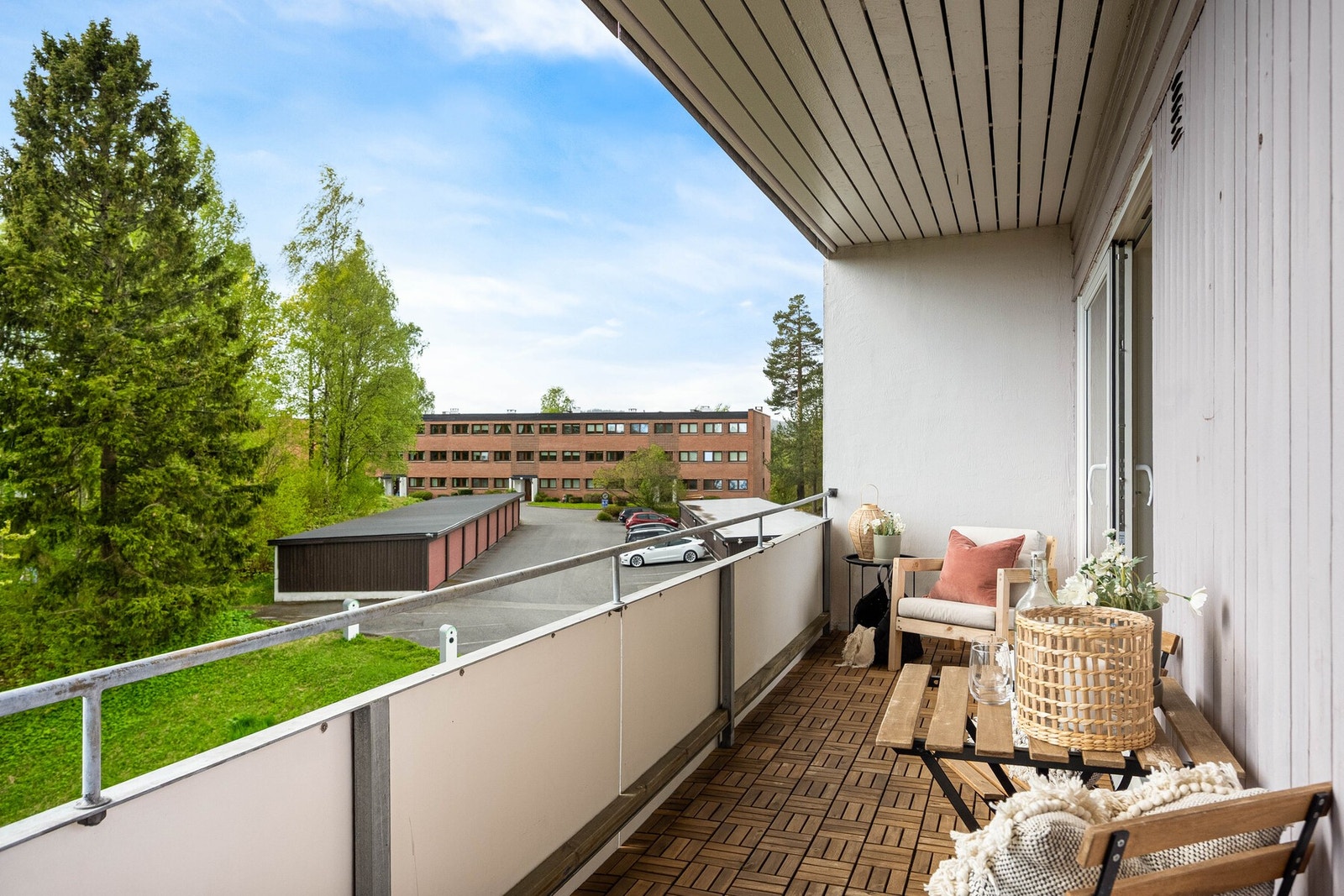 Fra stuen er det utgang til en sydvendt balkong på 10 kvm. Galleribilde