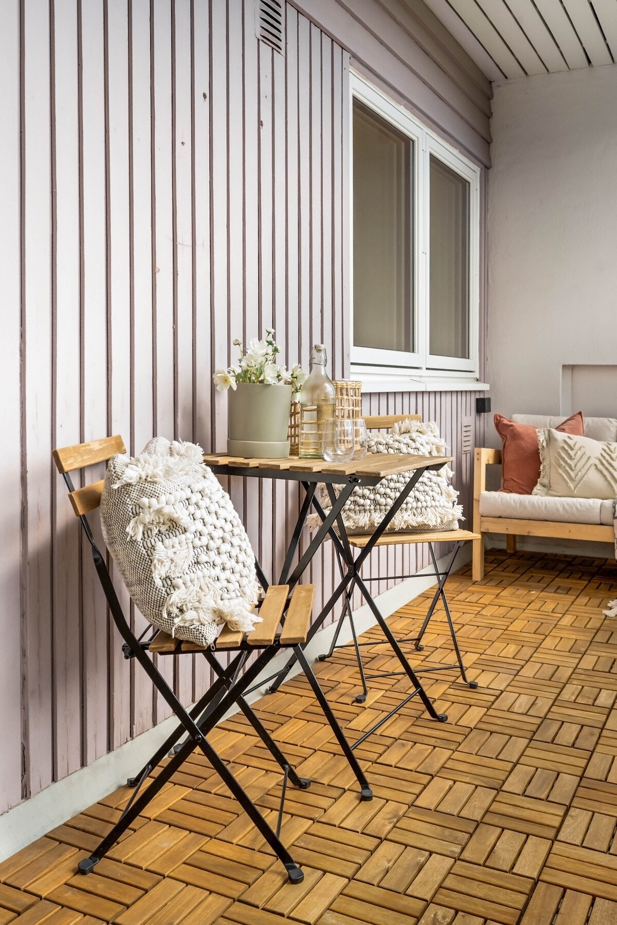 Her har du god plass til en sittegruppe, grill og dekorativ beplantning. Galleribilde