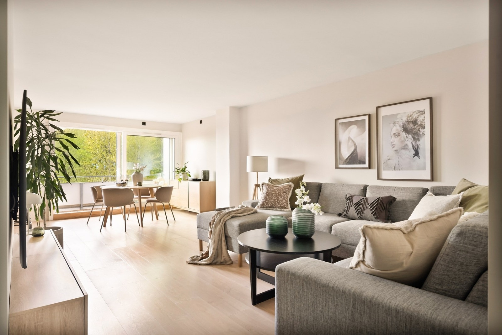 I 2024 gjennomgikk boligen en omfattende renovering hvor alt ble revet ned til bærende konstruksjoner og gjenoppbygget, inkludert bad og kjøkken. Galleribilde