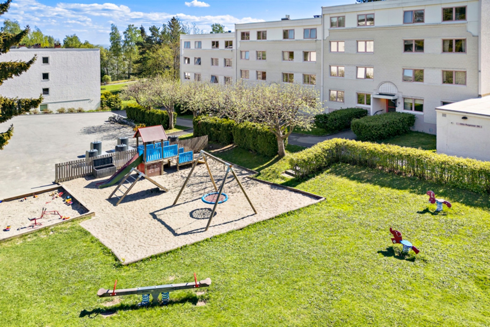 Fellesområde med nyere lekeplass for de små ligger like utenfor døren Galleribilde