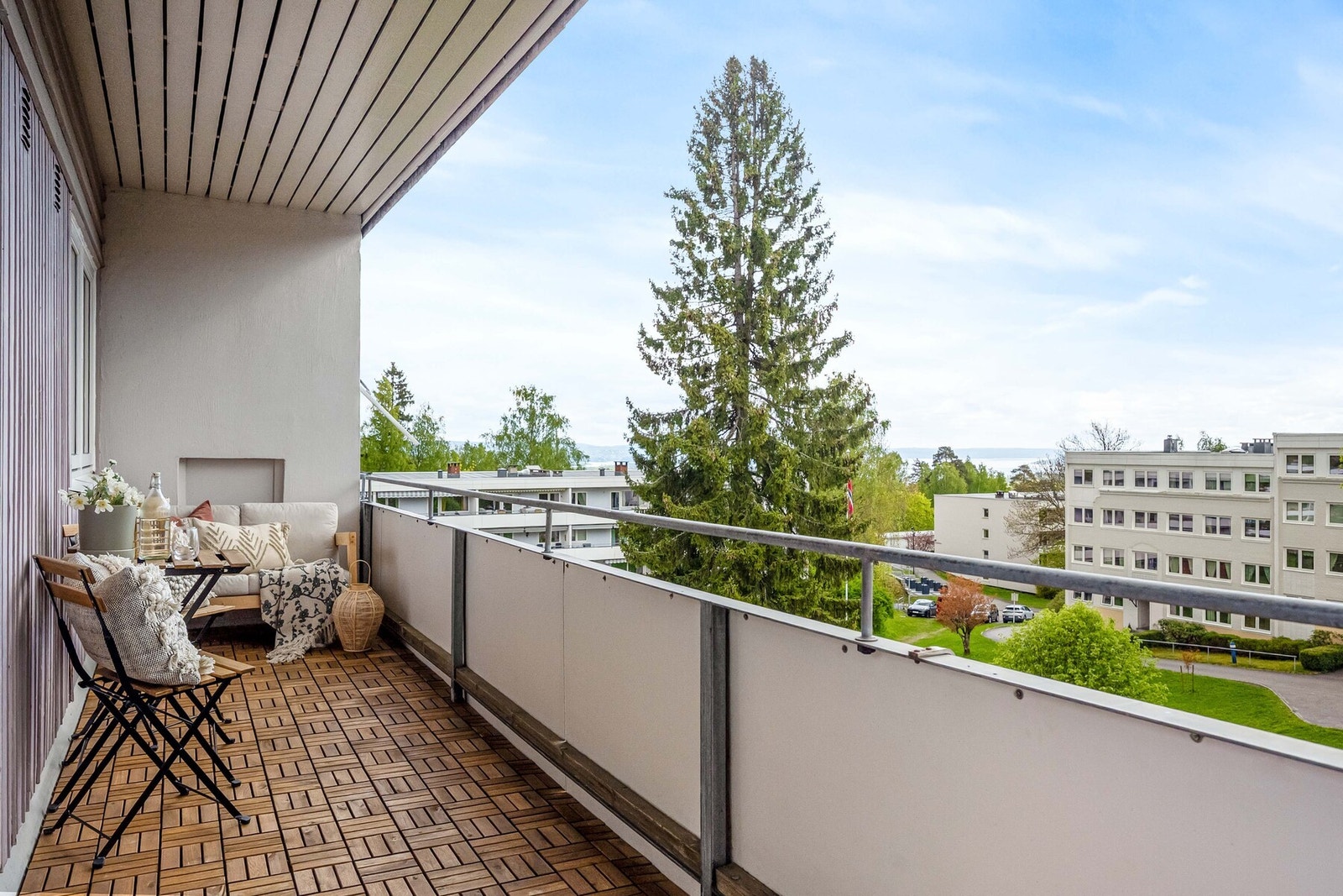 I 2024 gjennomgikk boligen en omfattende renovering hvor alt ble revet ned til bærende konstruksjoner og gjenoppbygget, inkludert bad og kjøkken. Galleribilde