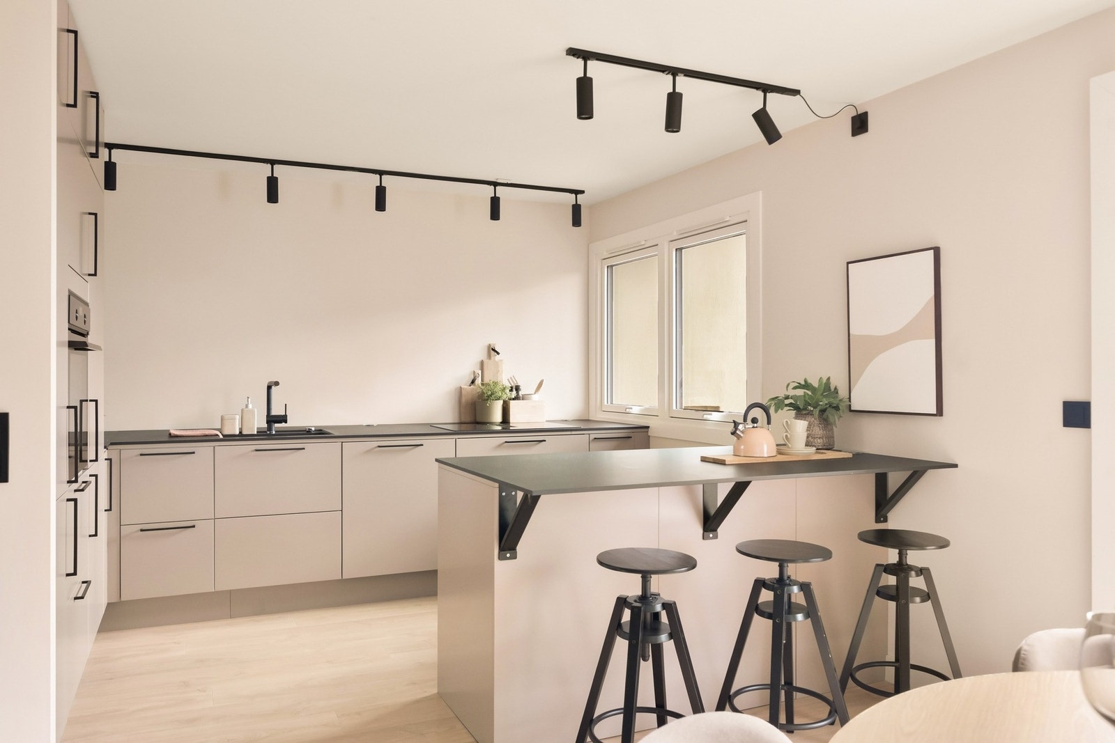 Leiligheten har et lekkert og moderne kjøkken som ligger i en åpen og sosial løsning med stuen - perfekt for sosiale sammenkomster. Galleribilde