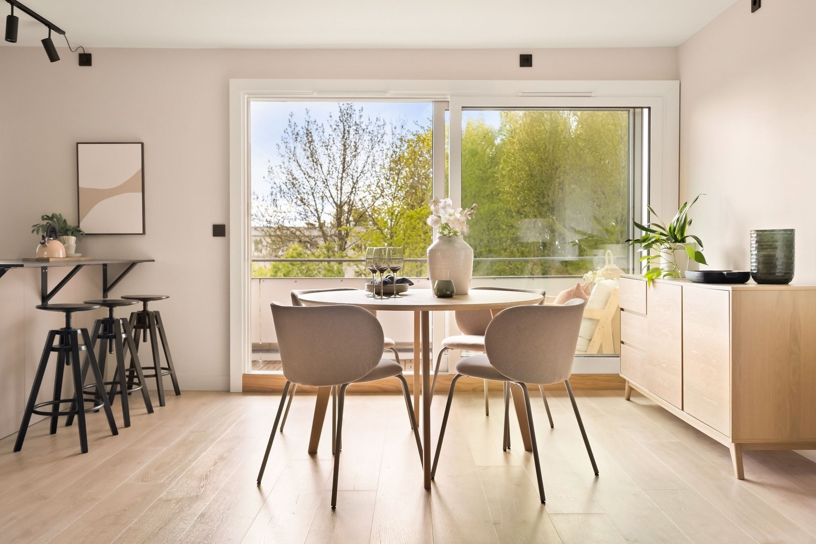 Stuen har god utforming med naturlig plass til en spisegruppe, sofa og TV med tilhørende møblement. Galleribilde