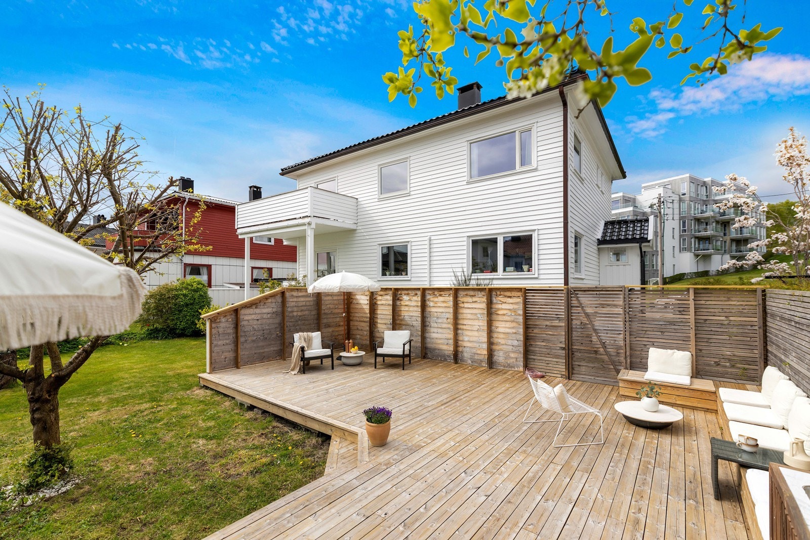 Lekker del av tomannsbolig over to etasjer med veranda, flott opparbeidet uteområde og gode solforhold. 2 stk. p-plasser Galleribilde
