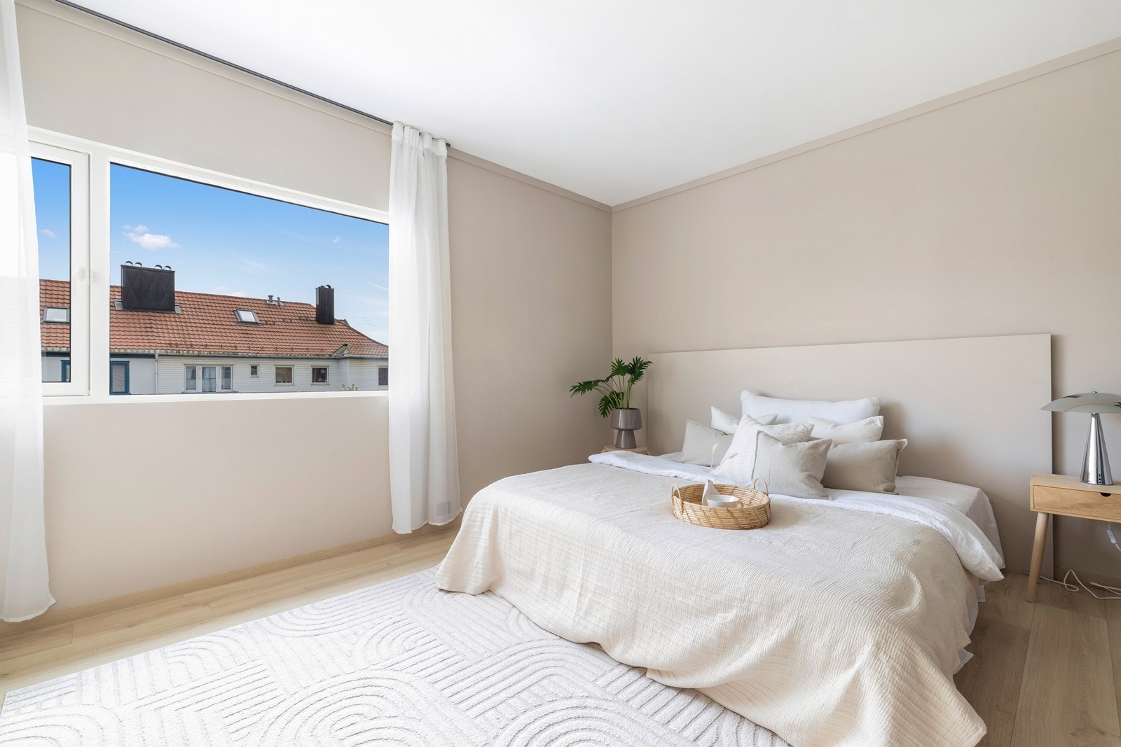 Soverommet er av god størrelse og har plass til dobbeltseng med tilhørende møblement, samt en stor garderobe. Galleribilde