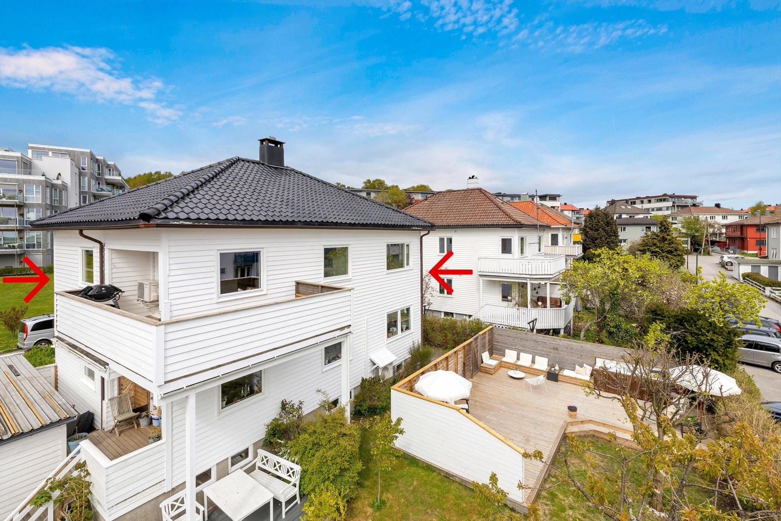 Balkongen ligger vendt mot hagen, hvor man har en privat og flott opparbeidet hagedel med terrasse og utekjøkken. Hagen er delt og seksjonert mellom de to leilighetene i huset. Galleribilde