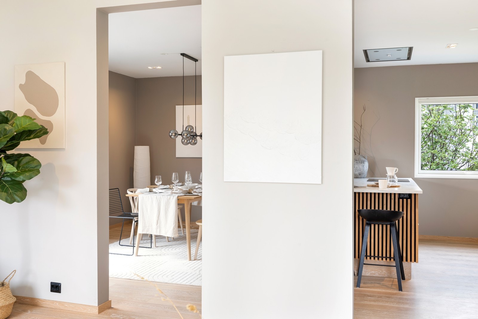 Videre inn mot stuen Galleribilde