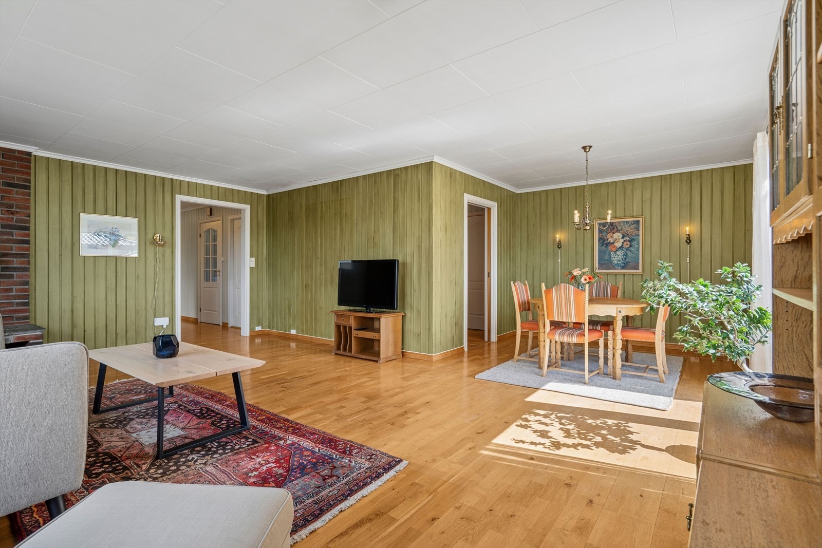 Stuen har god plass til både sofagruppe og spisebord. Galleribilde