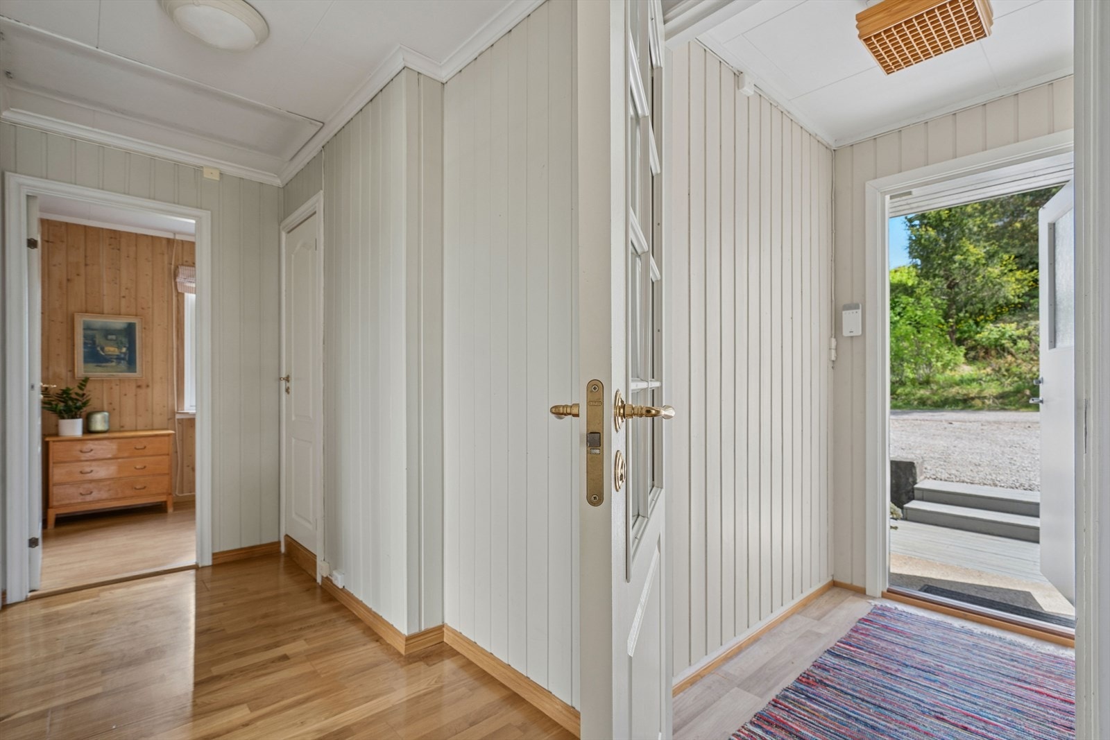 Fra entréen er det adkomst til boligens øvrige rom. Galleribilde